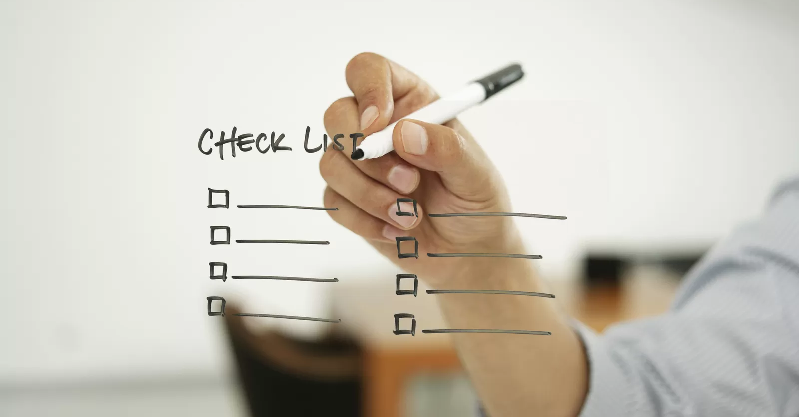 Checklist de hardening sendo preenchido, reforcando a ideia de revisao estruturada